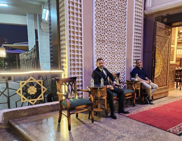 عمرو مصطفى يستقبل المعزيين