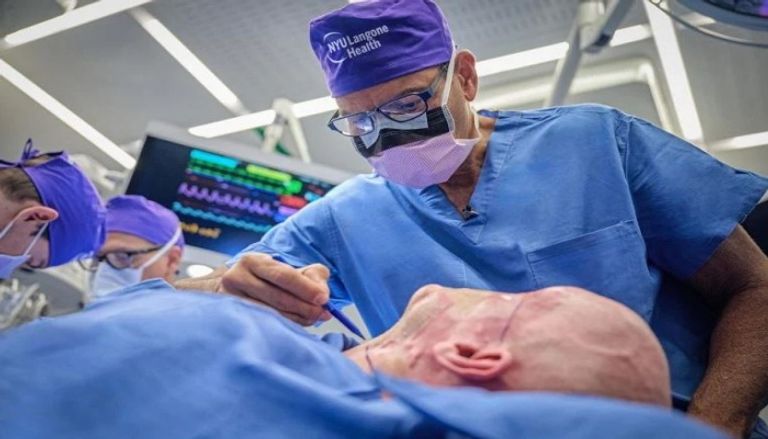 أول عملية زراعة لكامل الوجه والعينين