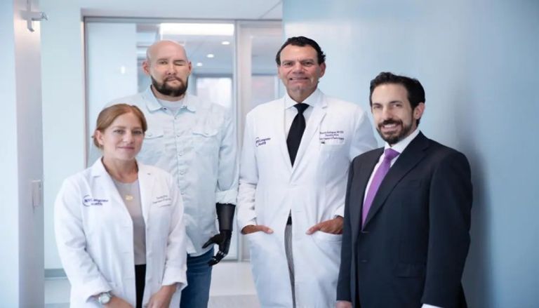 أول عملية زراعة لكامل الوجه والعينين