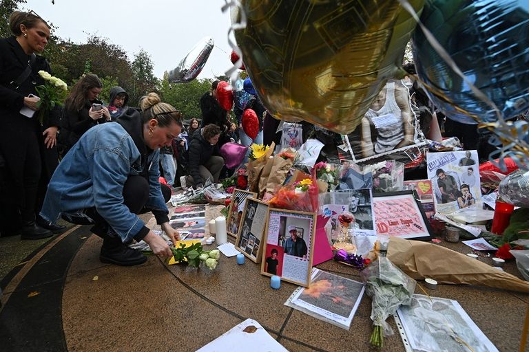 فتاة تبكي في تجمع تأبيني لليام باين في لندن