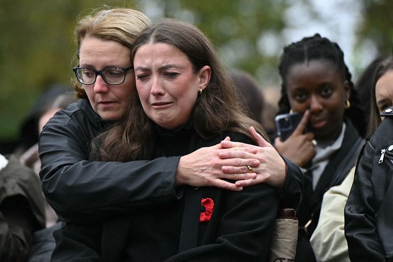 فتاة تبكي في تجمع تأبيني لليام باين في لندن