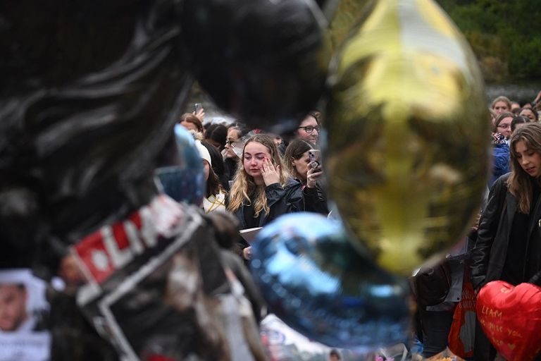 فتاة تبكي في تجمع تأبيني لليام باين في لندن