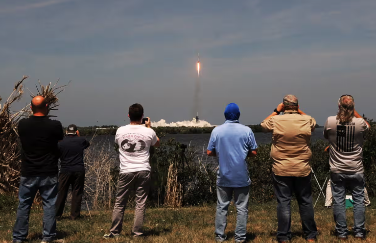 تراكم حطام الأقمار الصناعية قد يؤدي إلى بيئة فضائية غير آمنة