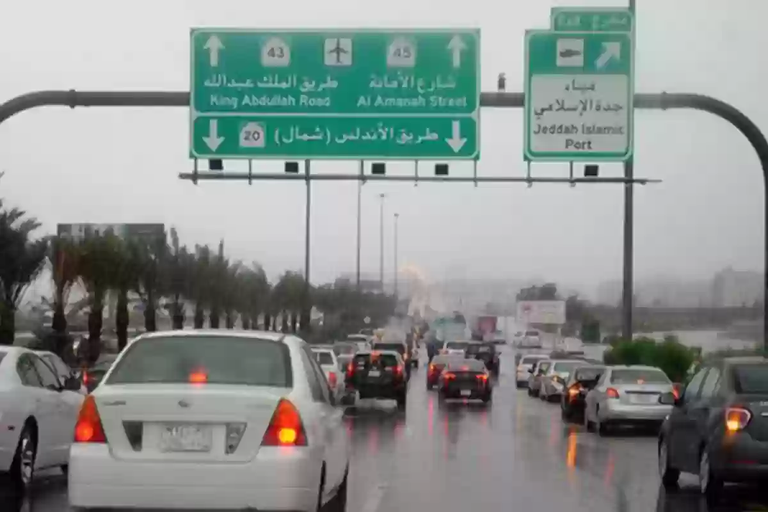 قواعد إدارة المرور السعودي بشأن القيادة أثناء هطول الأمطار المرور السعودي