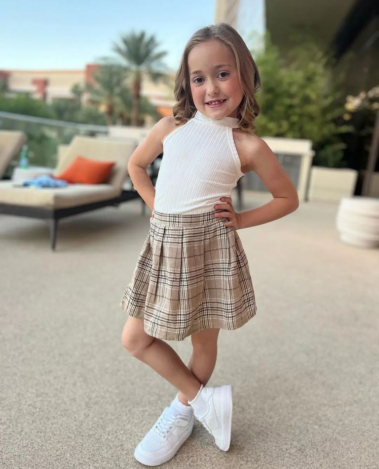 جاستن بيبر يحمل شقيقته الصغرى