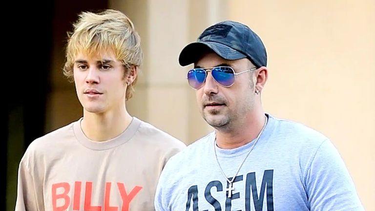 جاستن بيبر يحمل شقيقته الصغرى