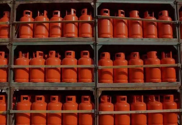 عامل يحمل أنبوبة غاز