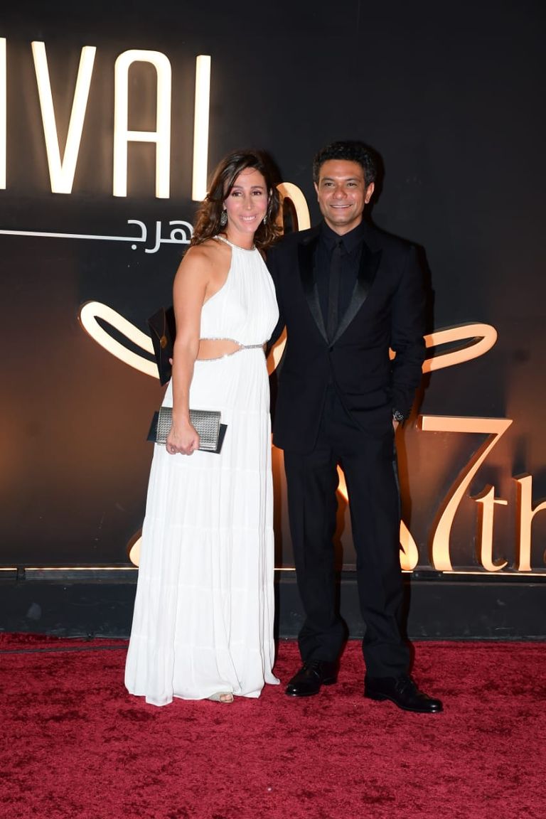 آسر ياسين وزوجته على السجادة الحمراء