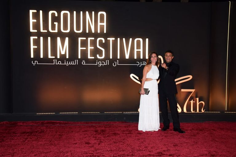 آسر ياسين وزوجته على السجادة الحمراء