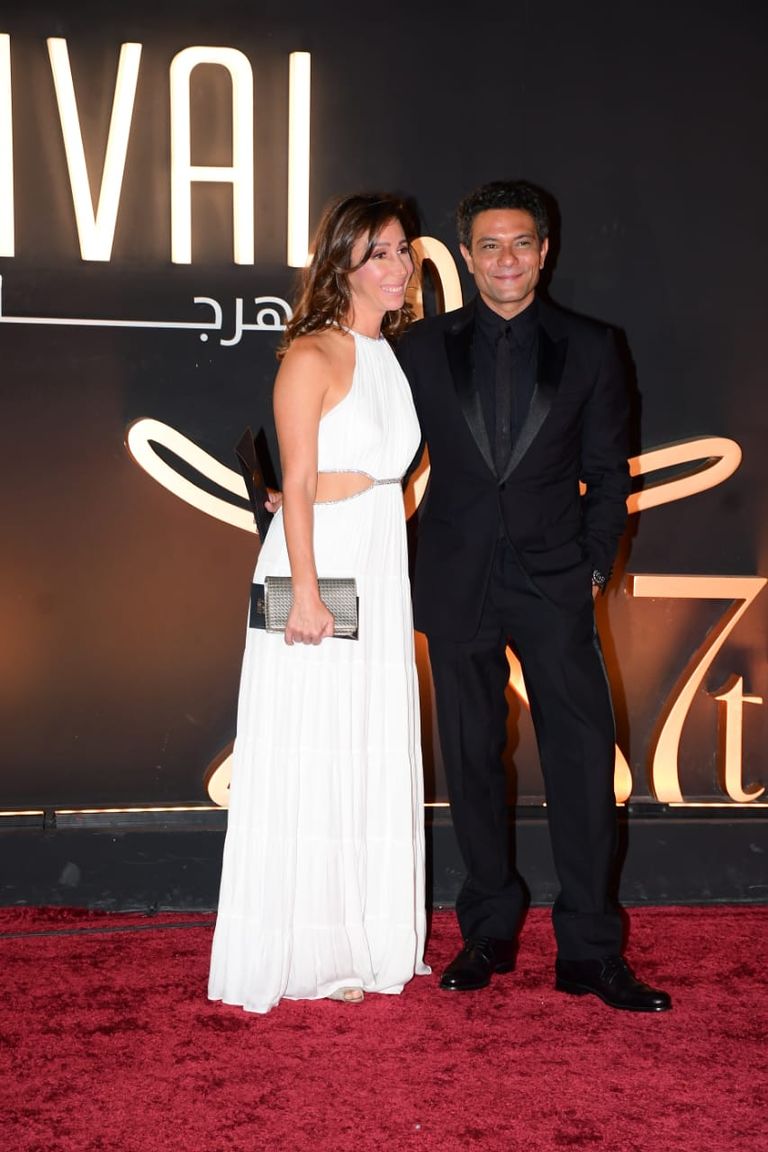 آسر ياسين وزوجته على السجادة الحمراء