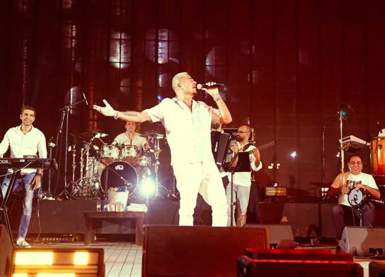 شريف منير يعزف مع عمرو دياب