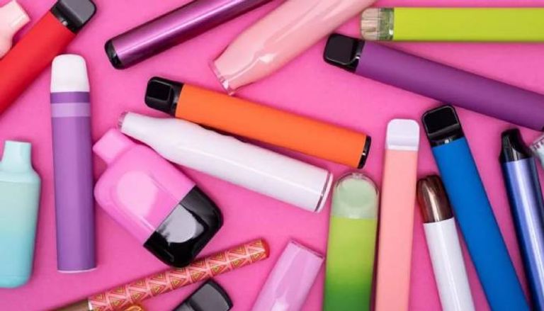 الحكومة البريطانية تحظر السجائر الإلكترونية