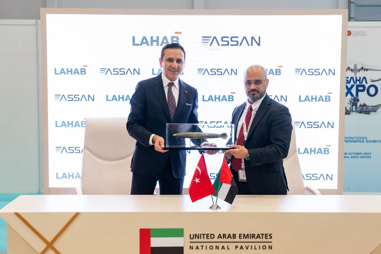 جانب من توقيع الاتفاقيات جانب من توقيع الاتفاقيات