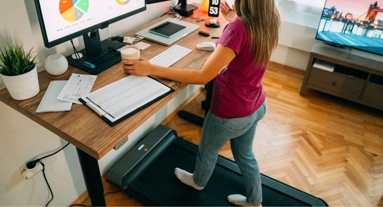 دراسة تنفي القيمة الصحية للمكاتب الواقفة