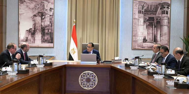 جانب من لقاء رئيس الحكومة المصرية بالمسؤول الأوروبي