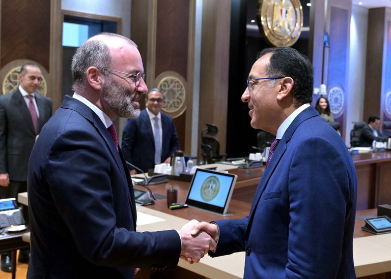 جانب من لقاء رئيس الحكومة المصرية بالمسؤول الأوروبي