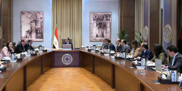 جانب من لقاء رئيس الحكومة المصرية بالمسؤول الأوروبي