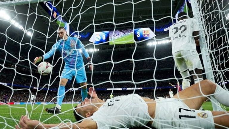 ريال مدريد أثناء استقبال الهدف الرابع من برشلونة ريال مدريد وبرشلونة