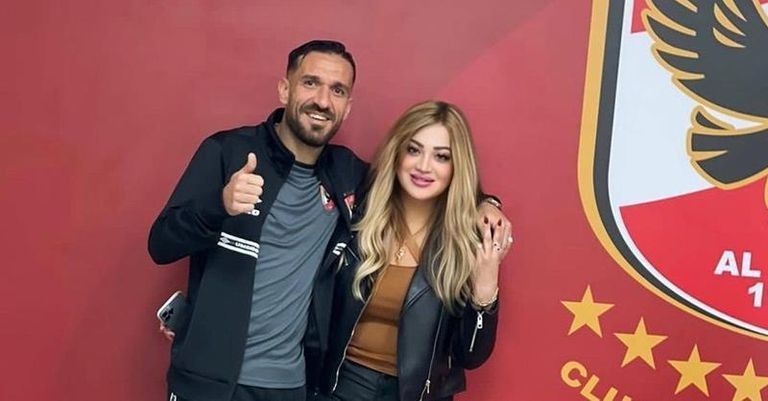 علي معلول وزوجته علي معلول لاعب الأهلي