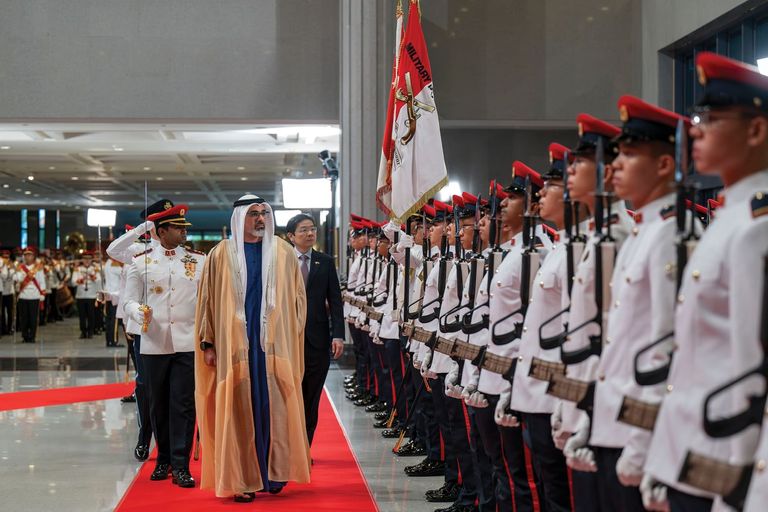 الشيخ خالد بن محمد بن زايد آل نهيان ولي عهد أبوظبي مع رئيس وزراء سنغافورة