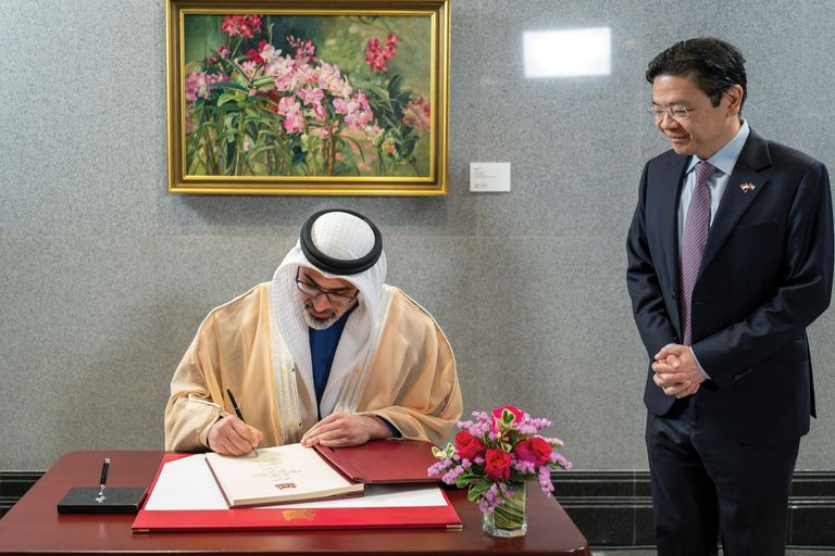 الشيخ خالد بن محمد بن زايد آل نهيان ولي عهد أبوظبي مع رئيس وزراء سنغافورة