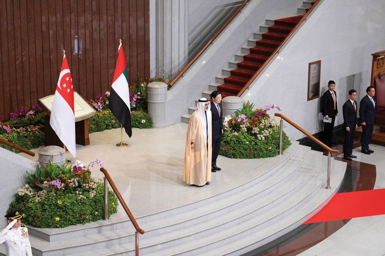 الشيخ خالد بن محمد بن زايد آل نهيان ولي عهد أبوظبي مع رئيس وزراء سنغافورة