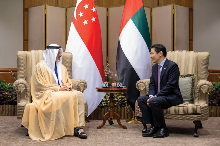 الشيخ خالد بن محمد بن زايد آل نهيان ولي عهد أبوظبي مع رئيس وزراء سنغافورة