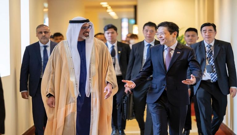 الشيخ خالد بن محمد بن زايد آل نهيان خلال لقائه رئيس وزراء سنغافورة