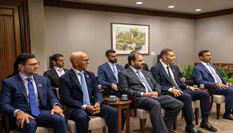 الشيخ خالد بن محمد بن زايد آل نهيان خلال لقائه رئيس وزراء سنغافورة