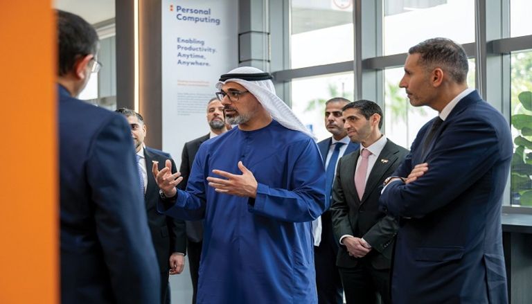 الشيخ خالد بن محمد بن زايد آل نهيان خلال زيارته مقر 