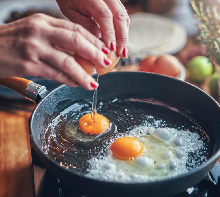 عدم طهي البيض جيدا يمكن أن ينقل مرض إنفلونزا الطيور