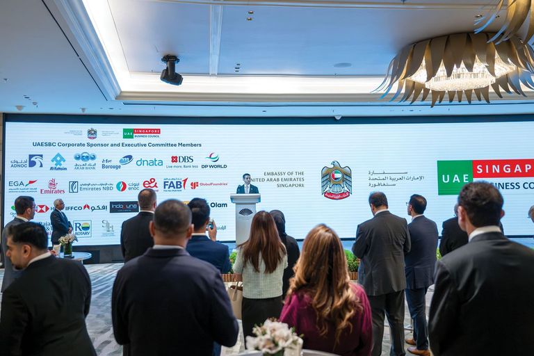 ولي عهد أبوظبي يشهد جانبا من فعاليات الملتقى