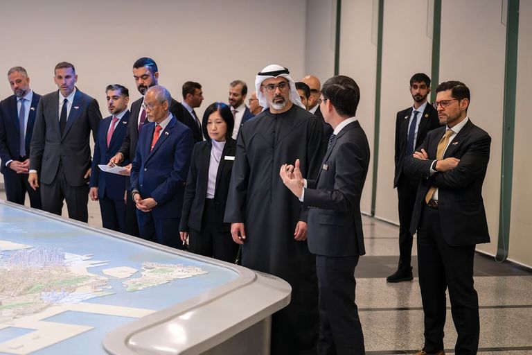 زيارة الشيخ خالد بن محمد بن زايد آل نهيان زيارة الشيخ خالد بن محمد بن زايد آل نهيان لمعرض مدينة سنغافورة