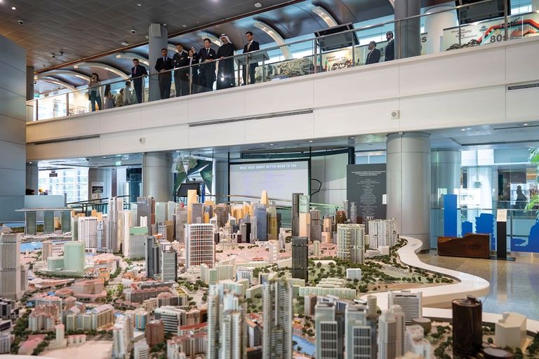 زيارة الشيخ خالد بن محمد بن زايد آل نهيان زيارة الشيخ خالد بن محمد بن زايد آل نهيان لمعرض مدينة سنغافورة