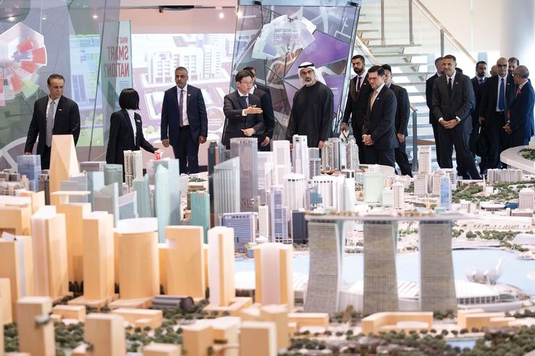 زيارة الشيخ خالد بن محمد بن زايد آل نهيان زيارة الشيخ خالد بن محمد بن زايد آل نهيان لمعرض مدينة سنغافورة