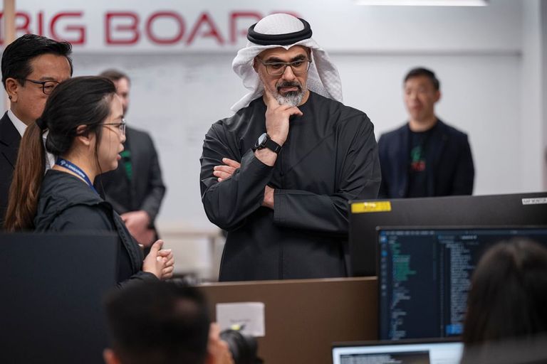 زيارة الشيخ خالد بن محمد بن زايد آل نهيان زيارة الشيخ خالد بن محمد بن زايد آل نهيان لمقر برنامج الذكاء الاصطناعي