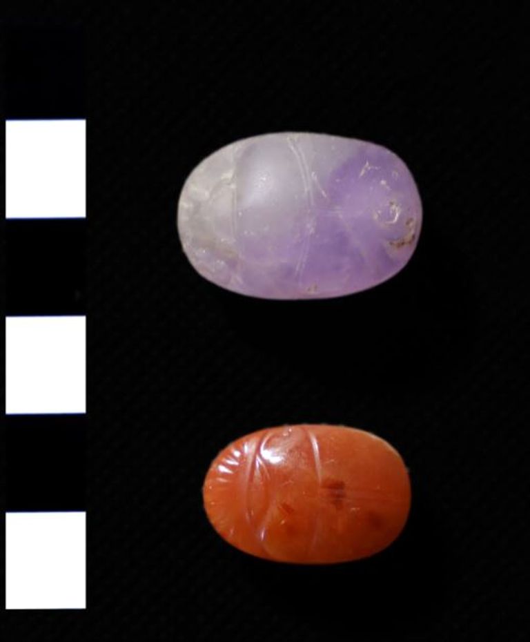 جانب من محتويات المقبرة