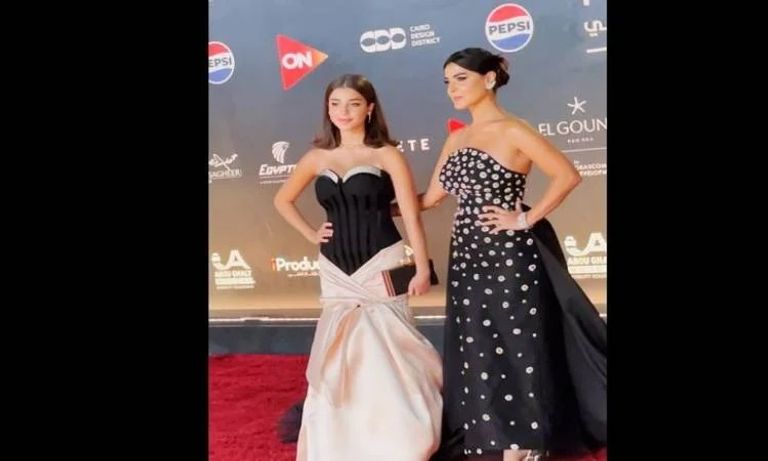 توانا رفقة والدتها رانيا منصور