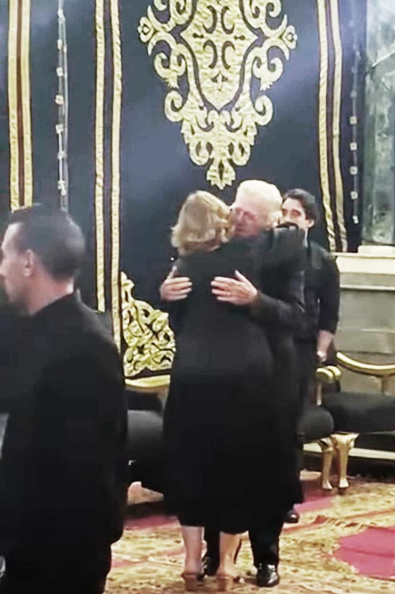 يسرا تعانق حسين فهمي في عزاء مصطفى فهمي