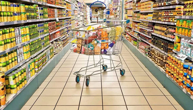 سلع أساسية في أحد محال القاهرة 