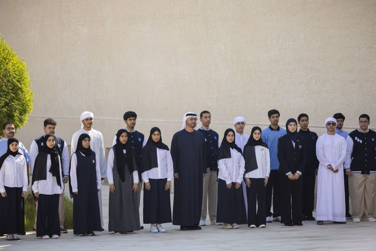 الشيخ محمد بن زايد آل نهيان يرفع علم الإمارات في قصر الحصن