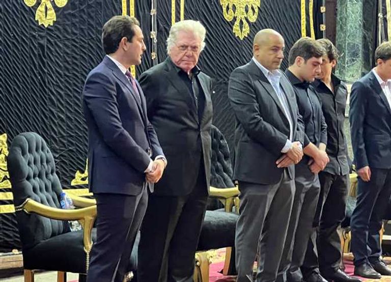 يسرا تعانق حسين فهمي في عزاء مصطفى فهمي