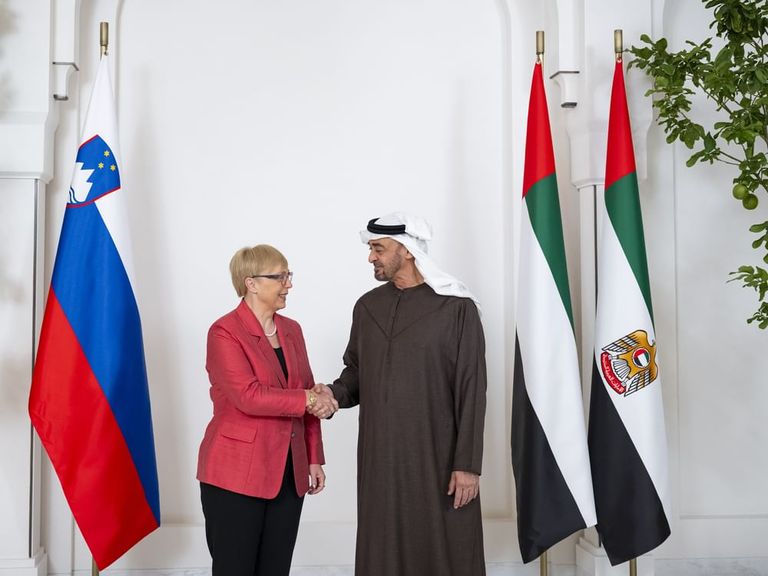 الشيخ محمد بن زايد آل نهيان رئيس دولة الإمارات ونتاشا بيرك موسار رئيسة سلوفينيا