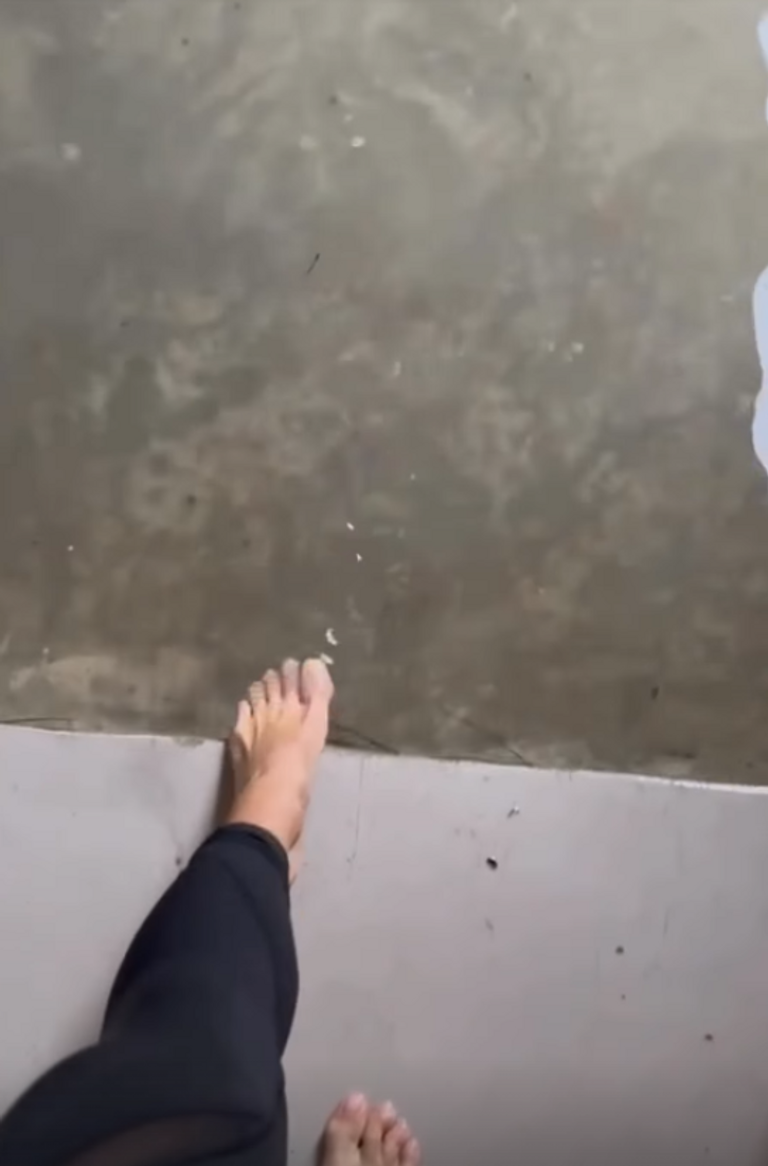 غرق منزل ليفاندوفسكي روبرت ليفاندوفسكي مهاجم برشلونة