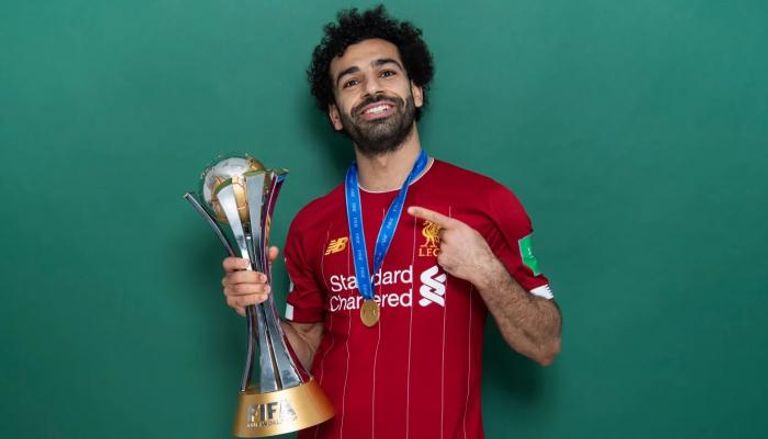 محمد صلاح يحمل كأس العالم للأندية