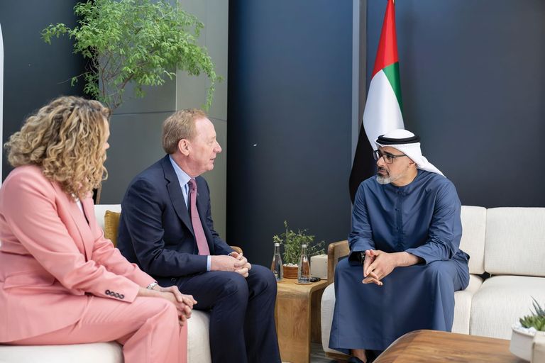 الشيخ خالد بن محمد بن زايد آل نهيان وبراد سميث نائب رئيس مجلس إدارة مايكروسوفت