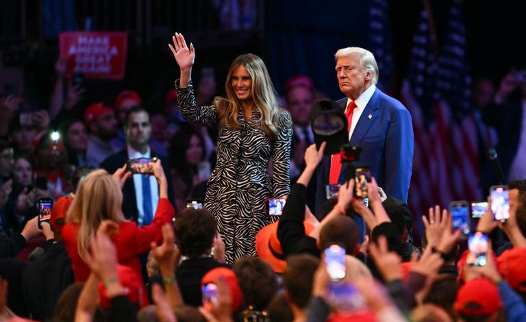 ميلانيا رفقة زوجها بمركز الاقتراع