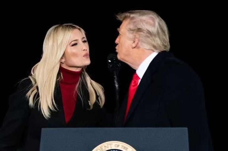 ترامب وميلانيا وإيفانكا