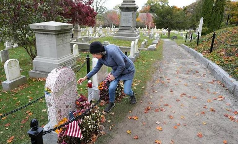 آلاف الأمريكيين يزورون قبر سوزان بي أنتوني