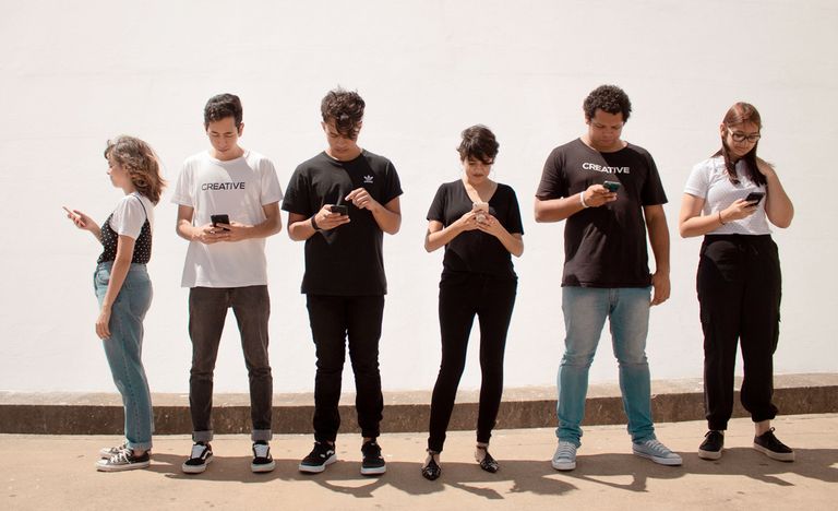 استخدام منصات التواصل الاجتماعي